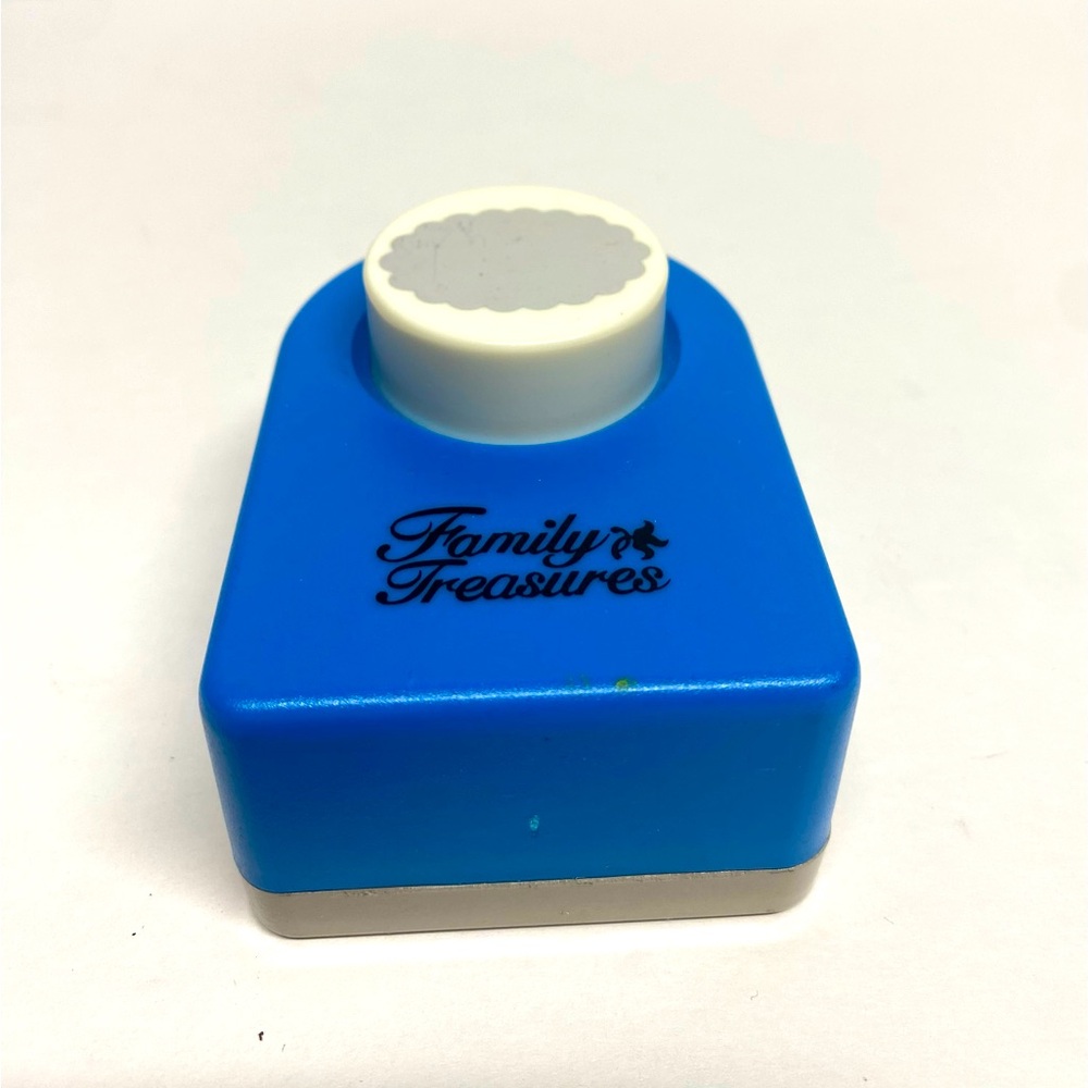 Family Treasures Large Scalloped Oval Cloud Press Paper Punch